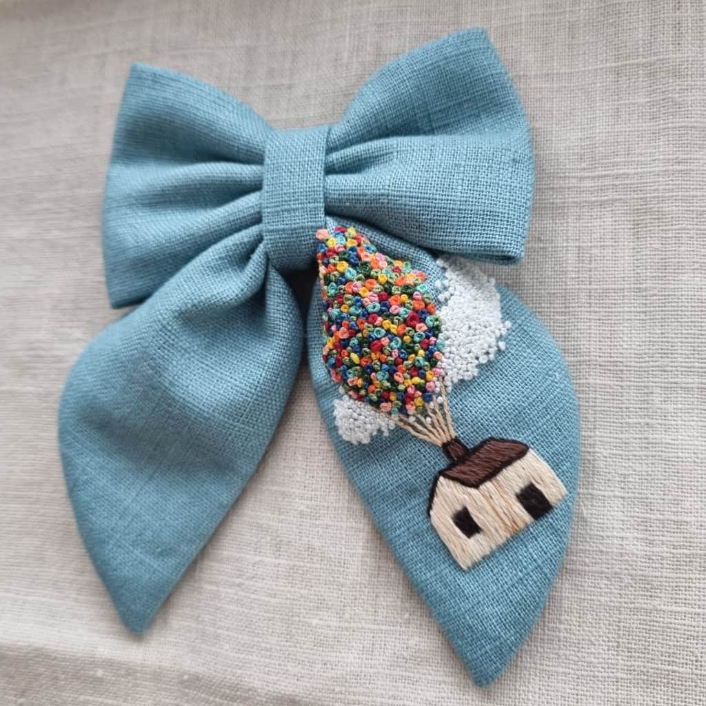 Lina matu bante ar izšuvumu " Lidojoša māja"