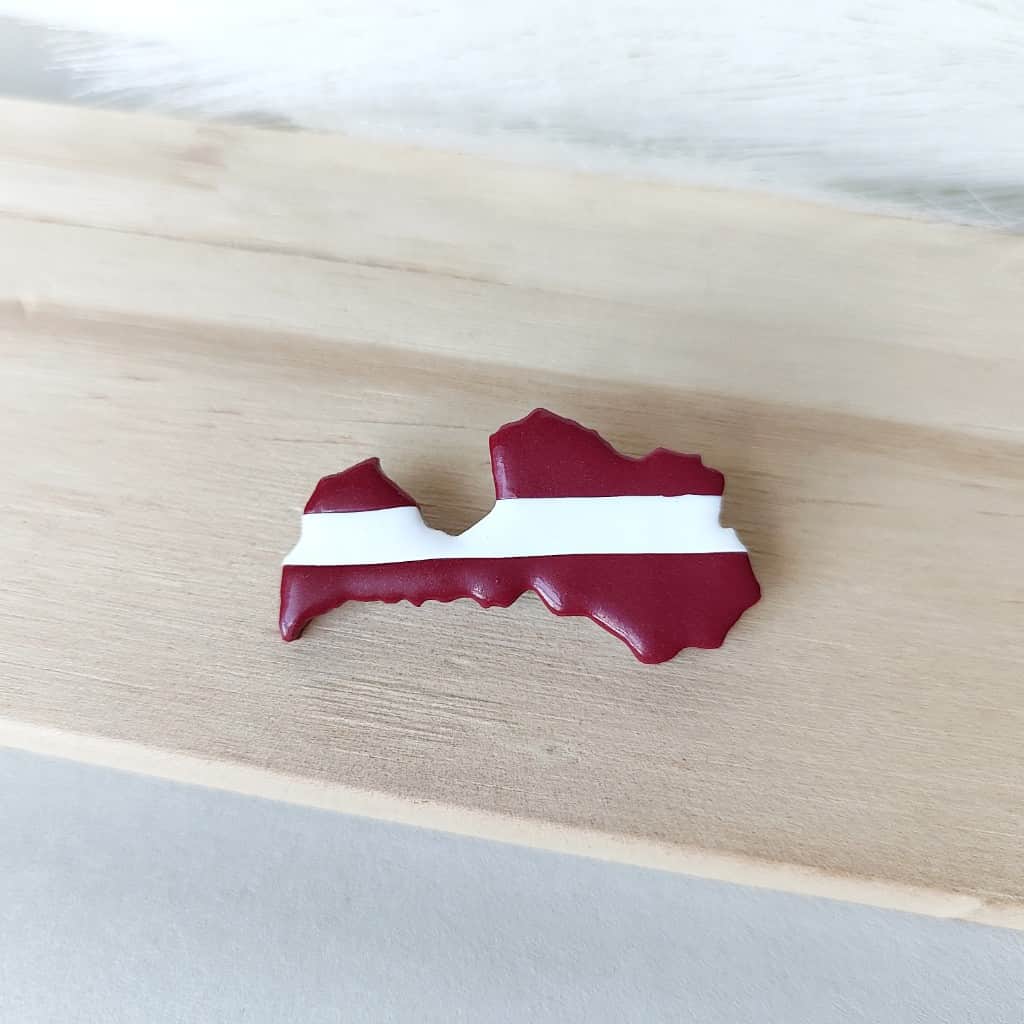 Latvijas piespraude ar karogu