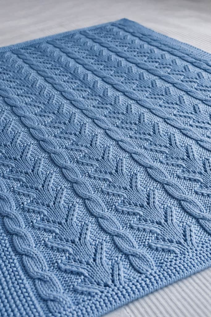 Adīta gaiši zila bērnu sedziņa