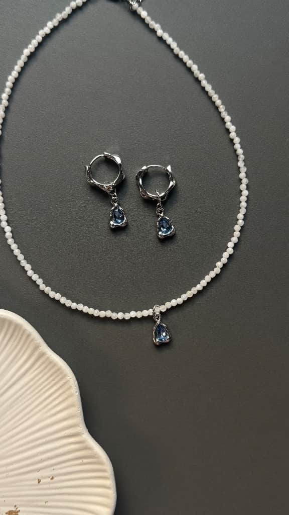 Mēness akmeņa kaklarota un auskari 