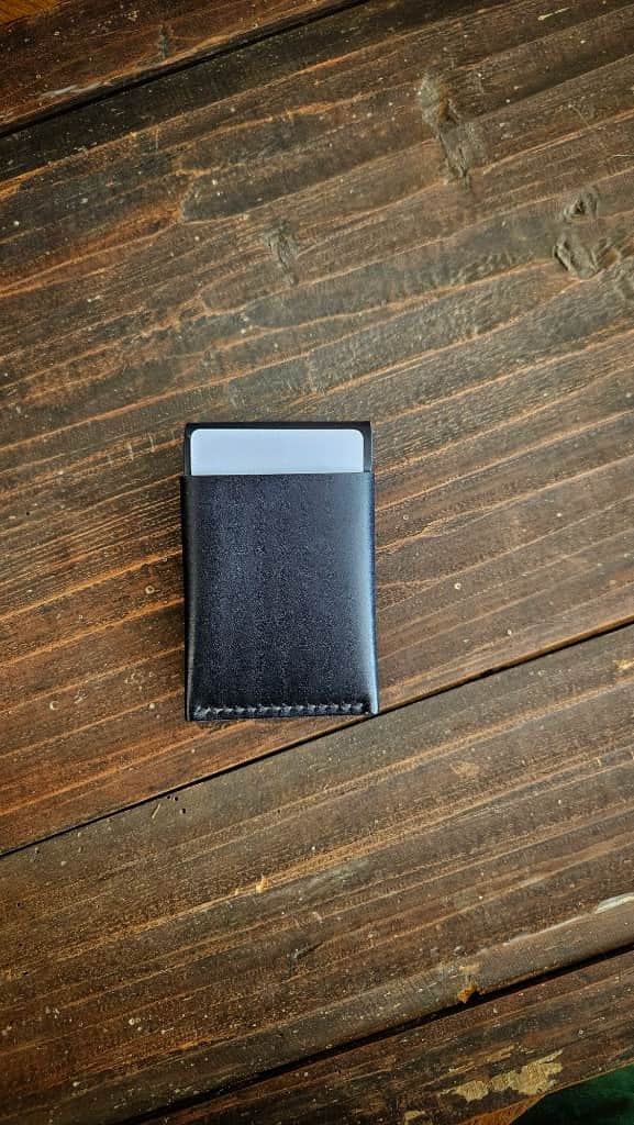 Ādas karšu maks ar spiepogas aizdari