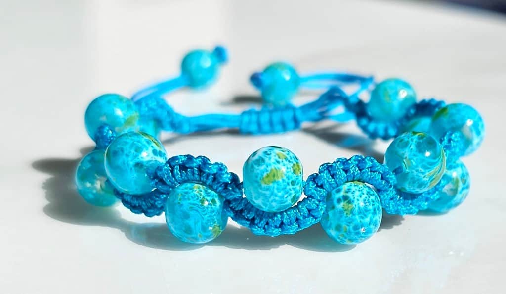 Pīta rokassprādze ar stikla pērlītē