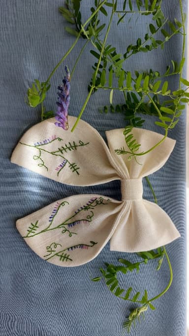 Balta lina matu bante ar izšuvumu, Vīķis