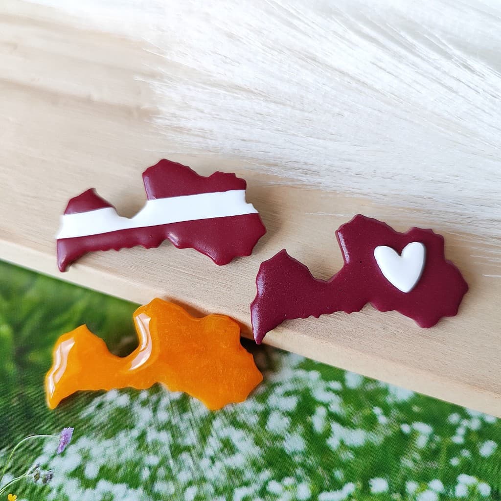 Latvijas piespraude ar karogu