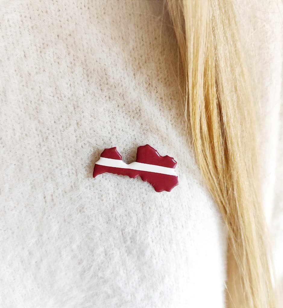 Latvijas piespraude ar karogu