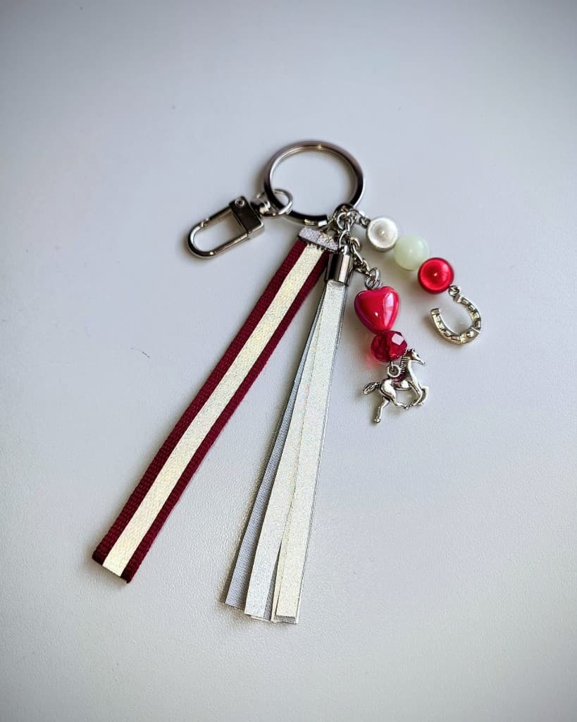 Zirgs un pakavs ar lentu