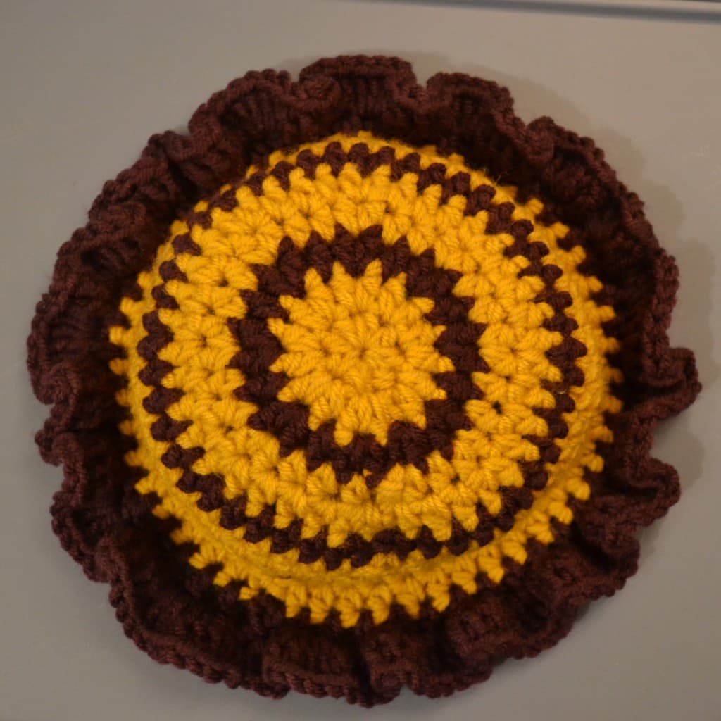 tamborēta cepure ar kruzuļotu maliņu