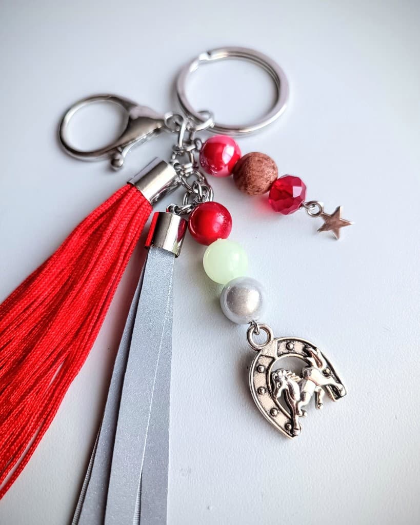 Zirgs+pakavs ar bumbiņām